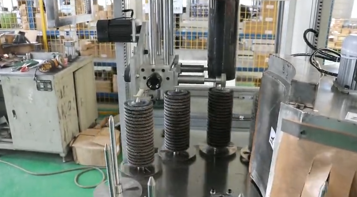 新型包裝機(jī)轉(zhuǎn)盤式套膜機(jī)工作視頻
